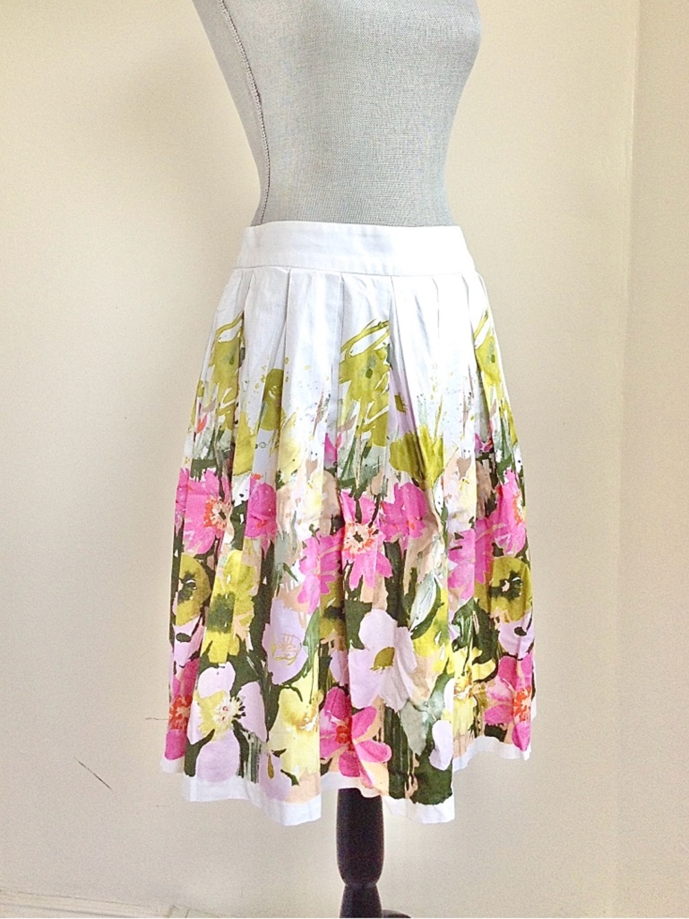 Vintage Trina Turk Floral A-Line Skirt Knee Length White Pink Green Pleated XS 2